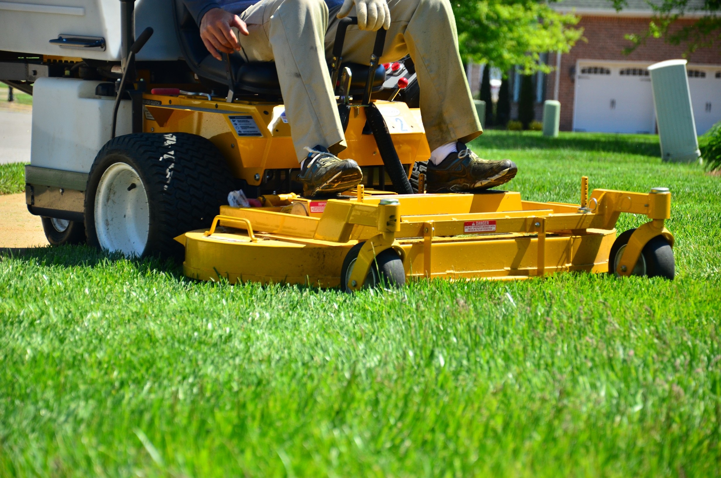 grass-field-lawn-tool-asphalt-vehicle-754943-pxhere.com